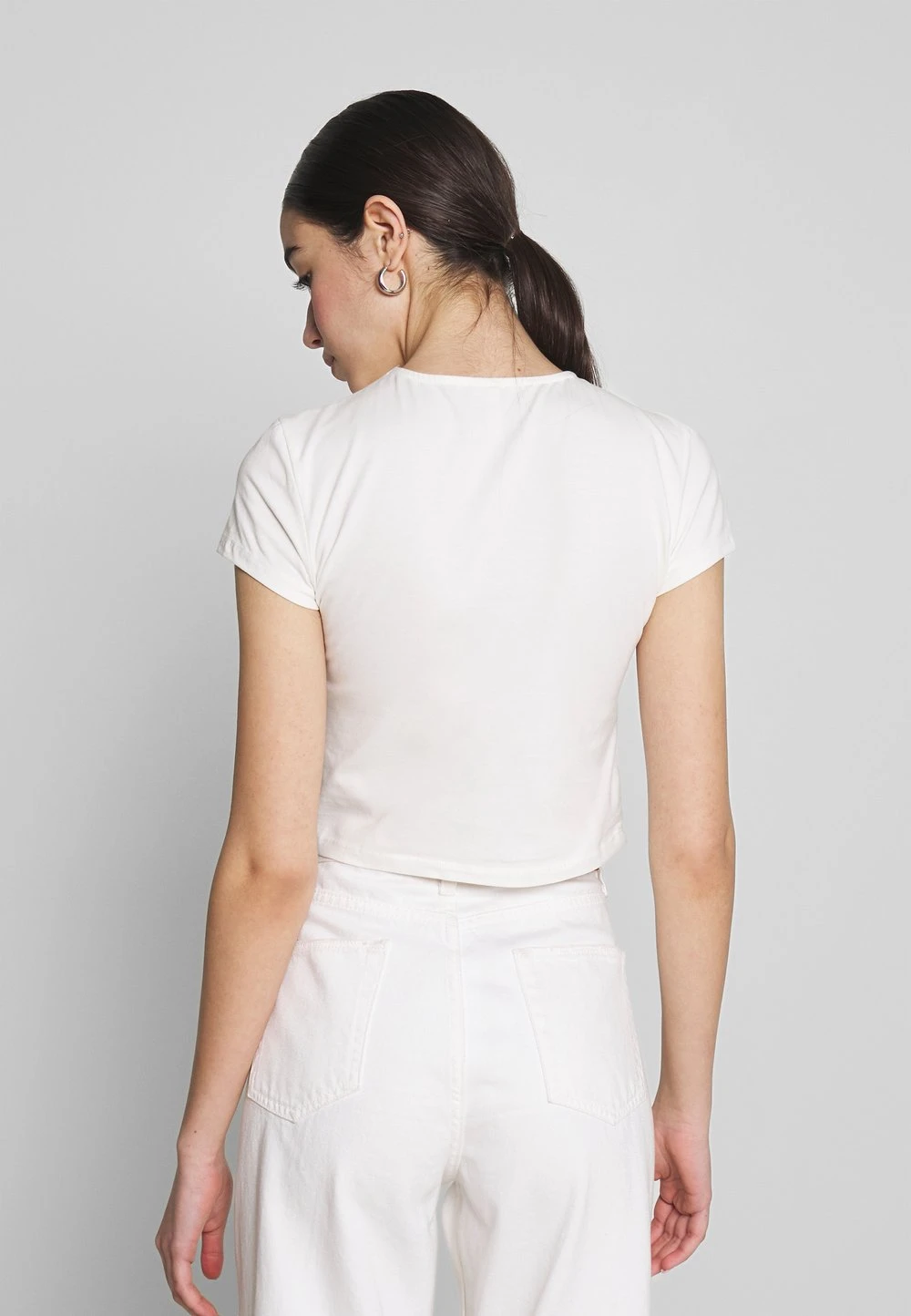 03062c4f406a4b2e92ac65cc8375bbd8.jpg Nly by Nelly PERFECT CROPPED TEE - T-shirt basique Prix Accessible t-shirts et tops col rond femme -Nly by Nelly boutique 03062c4f406a4b2e92ac65cc8375bbd8