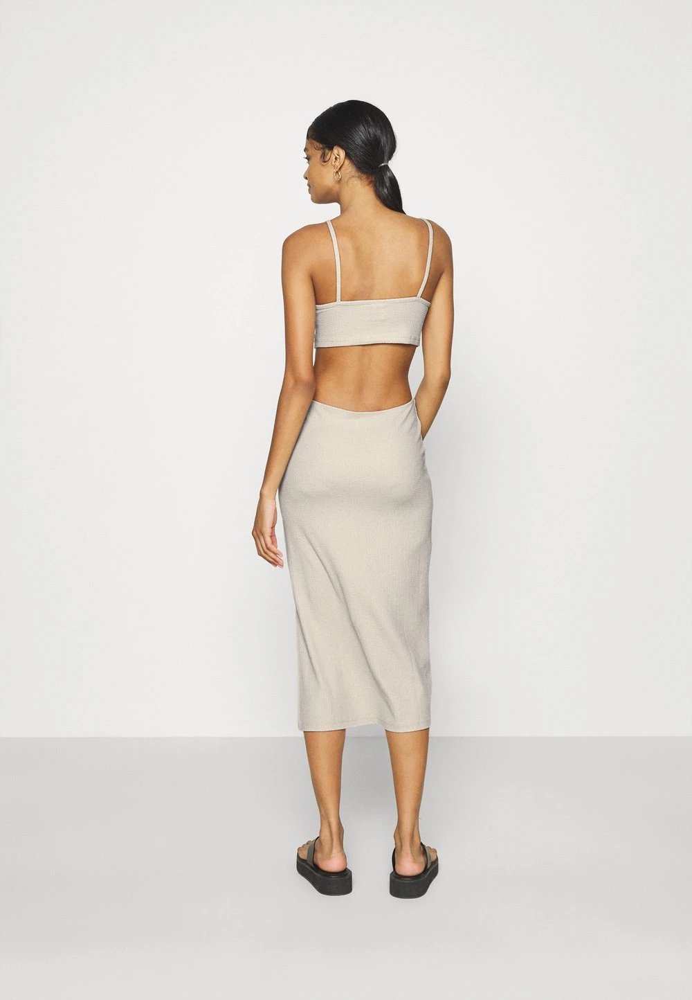 Nly by Nelly Prix Abordable CUT OUT MIDI DRESS - Robe de jour robes col en v profond femme 5 Nly by Nelly Prix Abordable CUT OUT MIDI DRESS - Robe de jour robes col en v profond femme – Image 3