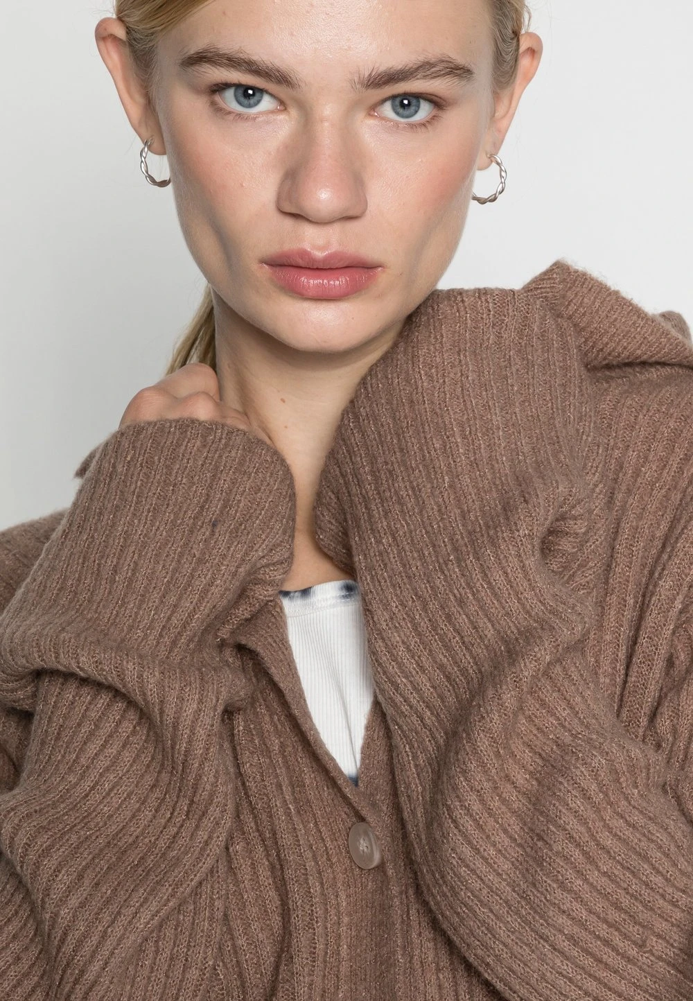 Nly by Nelly Pas Cher COMFY BUTTON - Gilet pulls et gilets col en v profond femme 7 Nly by Nelly Pas Cher COMFY BUTTON - Gilet pulls et gilets col en v profond femme – Image 5