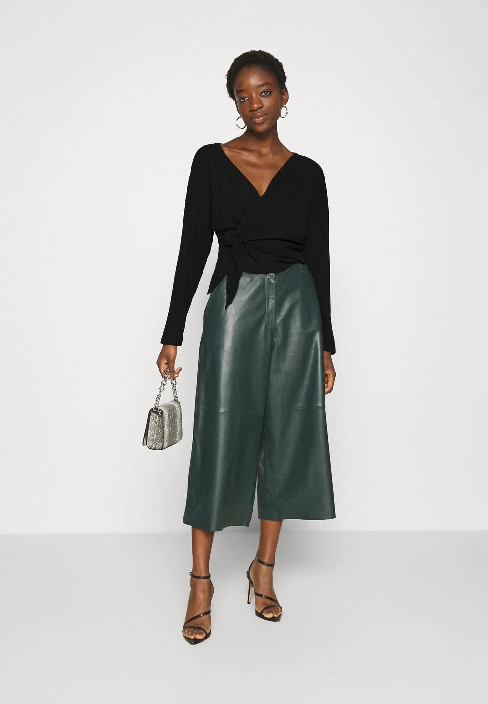 158345fe787248f7a6429cdc01751b39.jpg Nly by Nelly LUXURIOUS WRAP - T-shirt à manches longues Prix Discount t-shirts et tops cache-cœur femme -Nly by Nelly boutique 158345fe787248f7a6429cdc01751b39