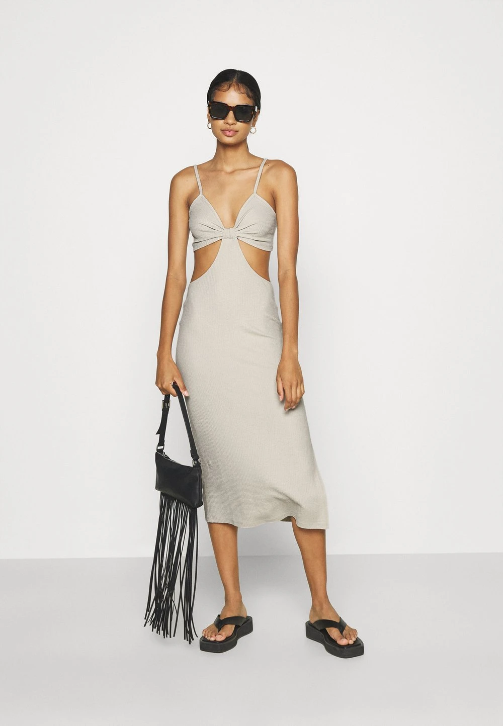 Nly by Nelly Prix Abordable CUT OUT MIDI DRESS - Robe de jour robes col en v profond femme 4 Nly by Nelly Prix Abordable CUT OUT MIDI DRESS - Robe de jour robes col en v profond femme – Image 2