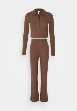 Nly by Nelly CUTE COLLAR SET - Pantalon classique Petit Prix pantalons haute femme 6 Nly by Nelly CUTE COLLAR SET - Pantalon classique Petit Prix pantalons haute femme -Nly by Nelly boutique 365e7b16849a438791585937eaf5f291