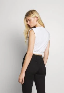 Prix Équitable Nly by Nelly CROPPED SHOULDER FOCUS TEE - T-shirt imprimé t-shirts et tops col rond femme -Nly by Nelly boutique 39069eaae7fe4a7aa51e4492599d5e02