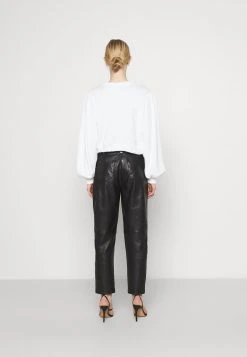 Nly by Nelly SLOUCHY FLUFFY - Gilet Soldes En Ligne pulls et gilets col en v profond femme -Nly by Nelly boutique 3ab9aac6761d4f2c902a960eb520c746