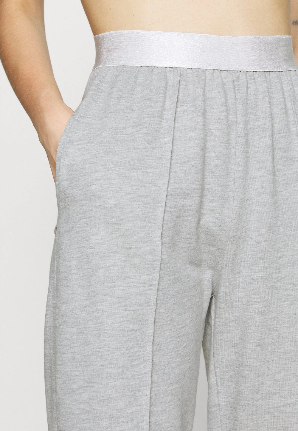 Nly by Nelly SLOUCHY PANTS - Pantalon de survêtement Prix Gelé pantalons normale femme 6 Nly by Nelly SLOUCHY PANTS - Pantalon de survêtement Prix Gelé pantalons normale femme – Image 4