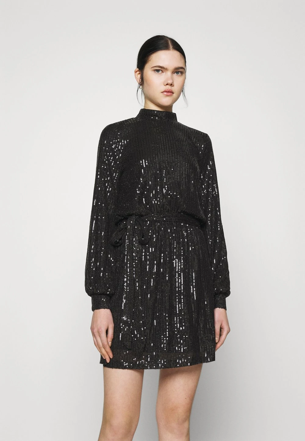 Prix Avantageux Nly by Nelly HIGH NECK SEQUIN DRESS - Robe de soirée robes col officier femme 3 Prix Avantageux Nly by Nelly HIGH NECK SEQUIN DRESS - Robe de soirée robes col officier femme