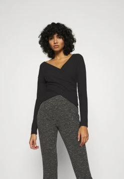 Nly by Nelly Un Tarif Préférentiel CRISS CROSS SHOULDER - T-shirt à manches longues t-shirts et tops echancrure dos femme