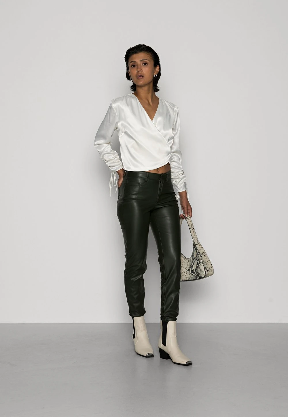 Prix Allégé Nly by Nelly RUCHE DRAPY BLOUSE - Blouse chemises et blouses cache-cœur femme 4 Prix Allégé Nly by Nelly RUCHE DRAPY BLOUSE - Blouse chemises et blouses cache-cœur femme – Image 2