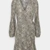 Prix Imbattable Nly by Nelly FRILL BOTTOM WRAP DRESS - Robe de jour robes cache-cœur femme -Nly by Nelly boutique 7ba3bec36fd64c1a8433d0383477d8a1