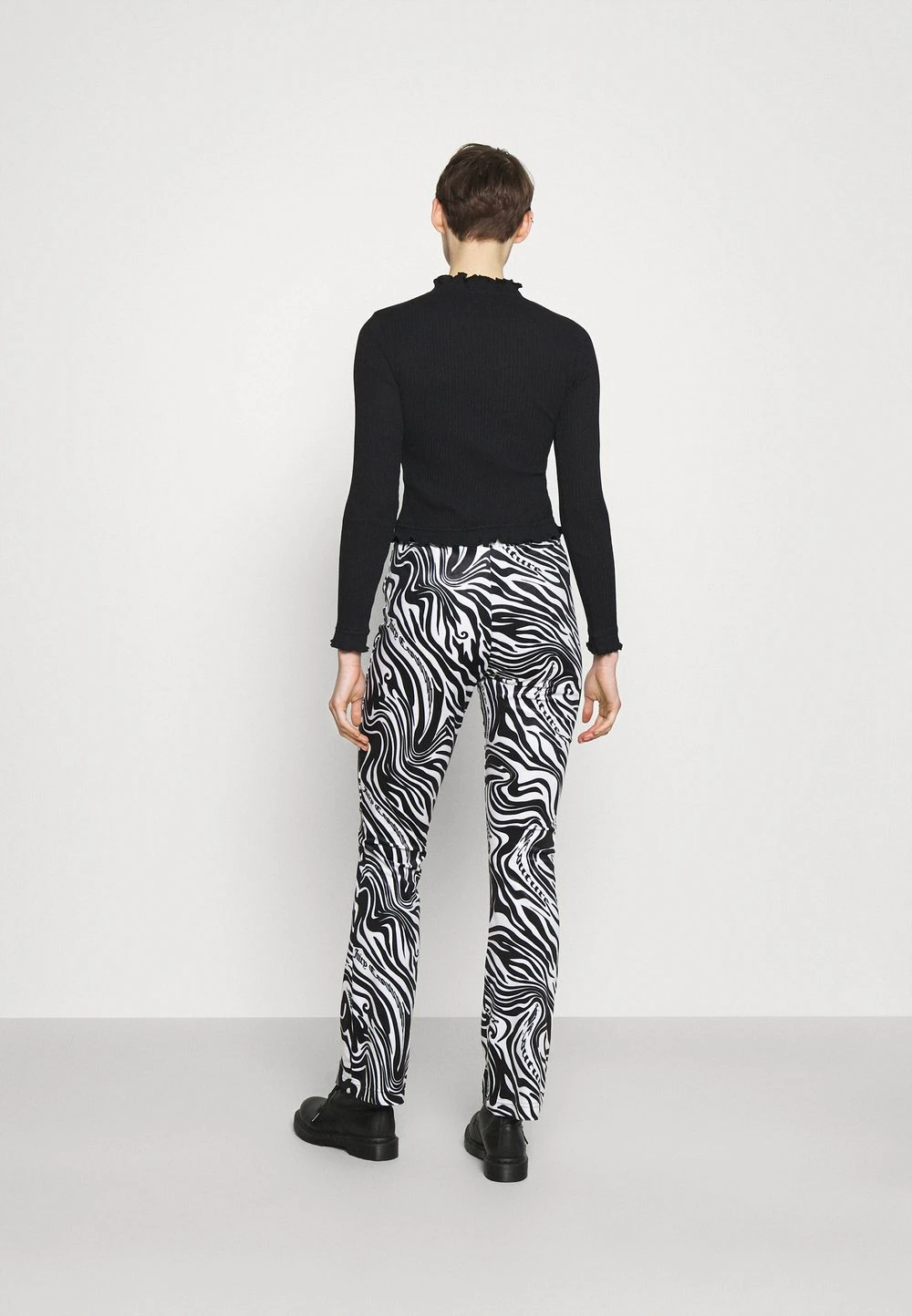 Nly by Nelly FRILL EDGE - Gilet Assurance De l’Authenticité pulls et gilets cache-cœur femme 5 Nly by Nelly FRILL EDGE - Gilet Assurance De l’Authenticité pulls et gilets cache-cœur femme – Image 3