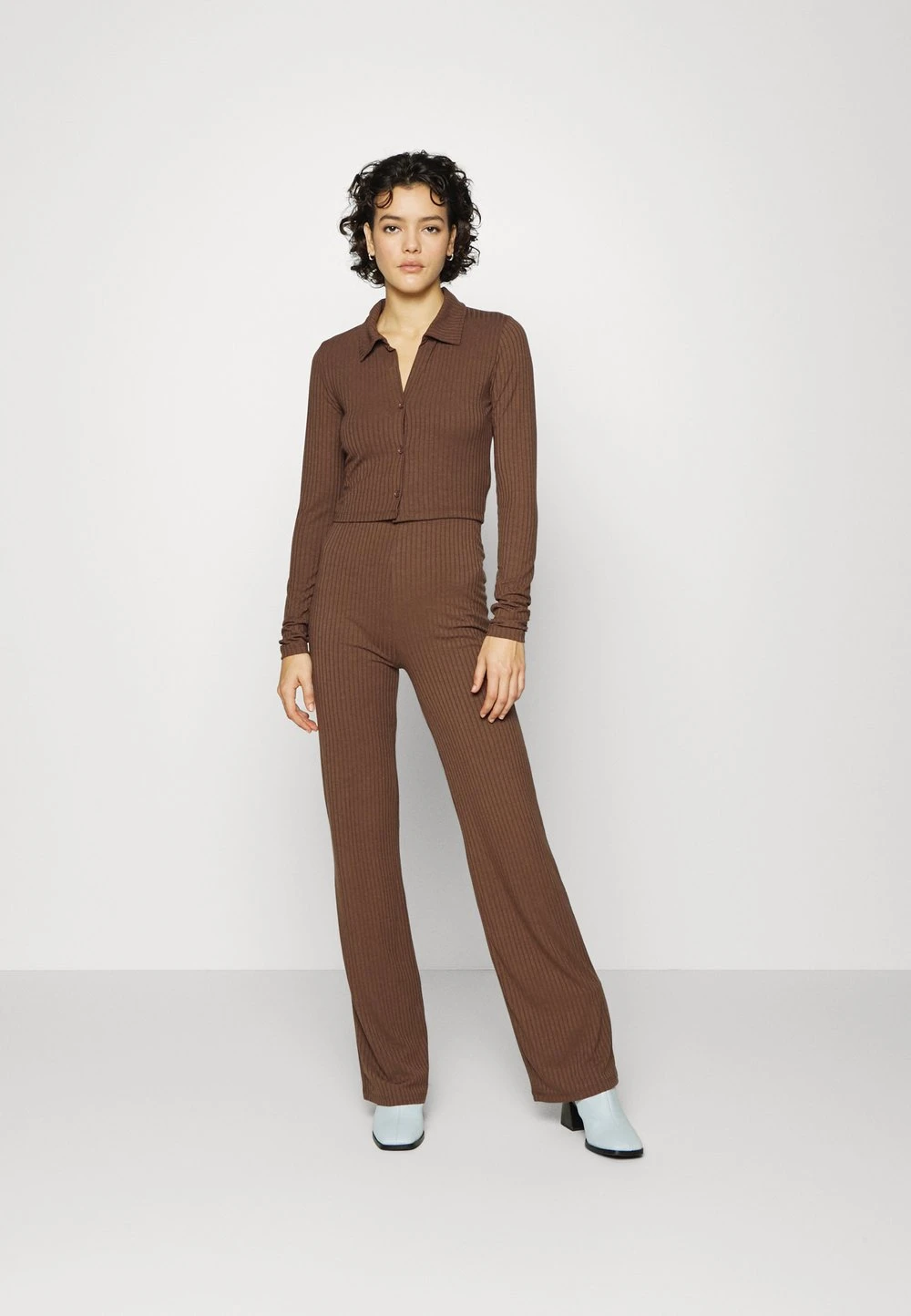 9a41646ad3b1465a88a432e0945d60eb.jpg Nly by Nelly CUTE COLLAR SET - Pantalon classique Petit Prix pantalons haute femme -Nly by Nelly boutique 9a41646ad3b1465a88a432e0945d60eb