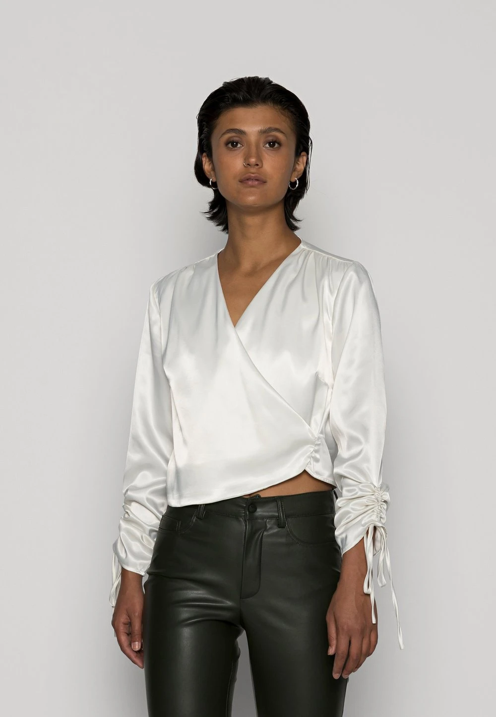 Prix Allégé Nly by Nelly RUCHE DRAPY BLOUSE - Blouse chemises et blouses cache-cœur femme 3 Prix Allégé Nly by Nelly RUCHE DRAPY BLOUSE - Blouse chemises et blouses cache-cœur femme