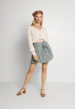 Nly by Nelly Prix Équitable BOXY BUTTON - Gilet pulls et gilets col en v profond femme 12 Nly by Nelly Prix Équitable BOXY BUTTON - Gilet pulls et gilets col en v profond femme -Nly by Nelly boutique 9cf4abe811204524b2be76867c63bc9e