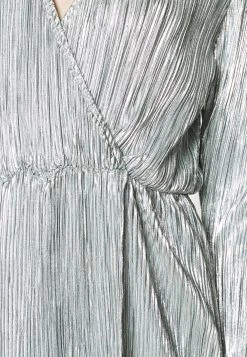 Soldes En Ligne Nly by Nelly GLOSSY PLEATED DRESS - Robe de soirée robes cache-c&oelig;ur femme -Nly by Nelly boutique 9dcd39e036b34b2996840fa0fec57a9f