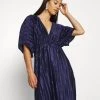Nly by Nelly PLEATED KIMONO DRESS - Robe de soirée Prix Réduit robes cache-cœur femme 2 Nly by Nelly PLEATED KIMONO DRESS - Robe de soirée Prix Réduit robes cache-cœur femme -Nly by Nelly boutique a5a0d0b86fa14817b074459ace49a3d5