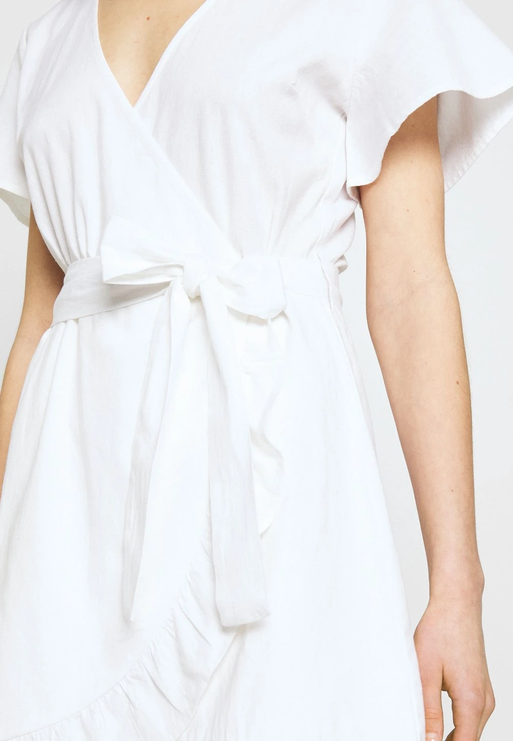 af1787bd116e4689aba7fd111e89ddac.jpg Prix Usine Nly by Nelly WRAPPED FRILL DRESS - Robe de jour robes cache-cœur femme -Nly by Nelly boutique af1787bd116e4689aba7fd111e89ddac