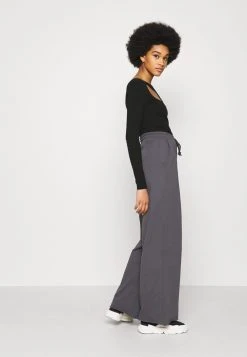 Meilleur Prix Garanti Nly by Nelly ONE SLEEVE CUT TOP - T-shirt à manches longues t-shirts et tops couleur unie femme 5 Meilleur Prix Garanti Nly by Nelly ONE SLEEVE CUT TOP - T-shirt à manches longues t-shirts et tops couleur unie femme -Nly by Nelly boutique c19605d885414383b54c3d8467b9e518