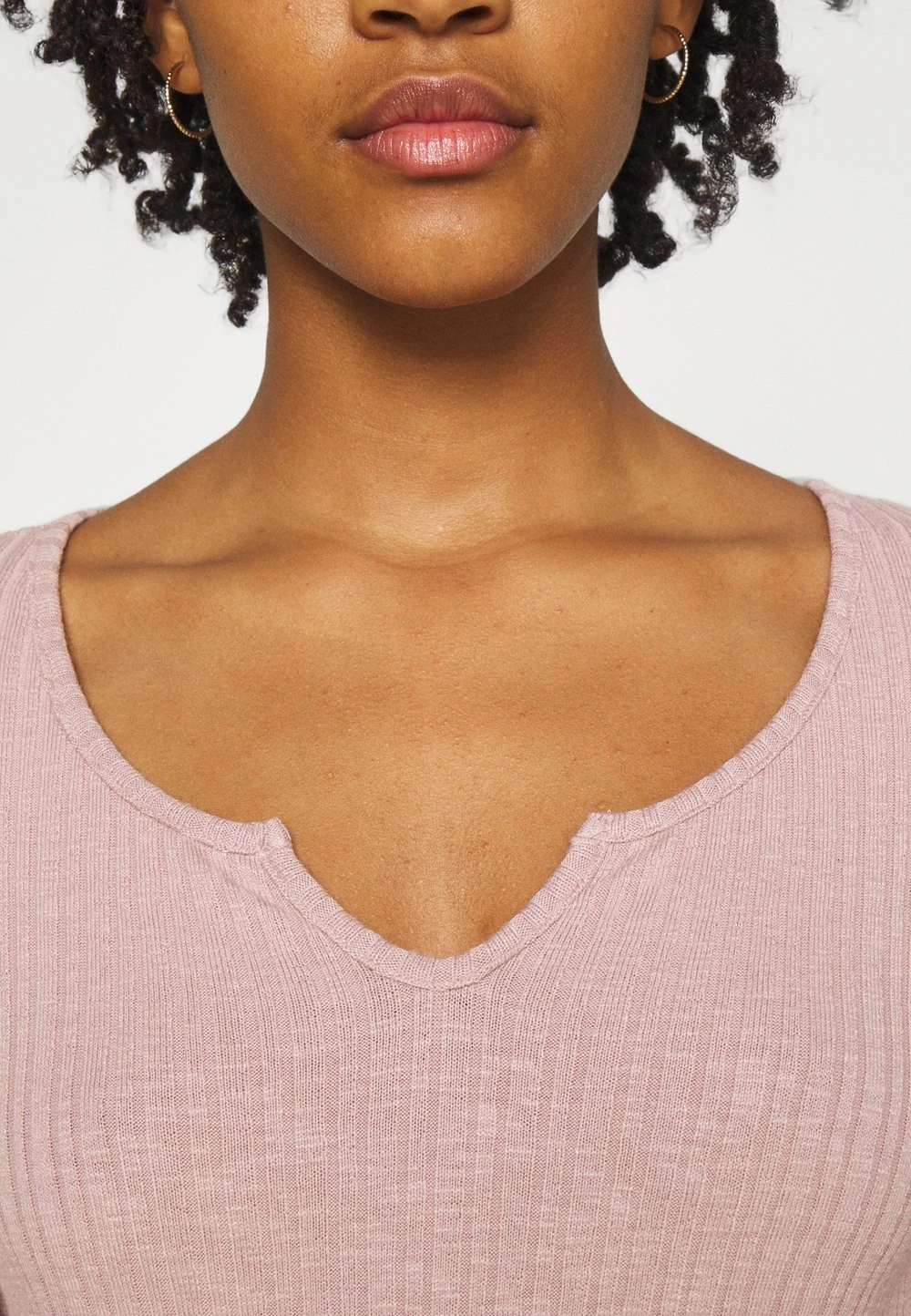 d70c4bf86a9a499892f6fb79450cd8d9.jpg Un Tarif Préférentiel Nly by Nelly V DETAIL - T-shirt à manches longues t-shirts et tops col en v profond femme -Nly by Nelly boutique d70c4bf86a9a499892f6fb79450cd8d9