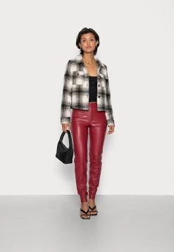 Nly by Nelly Bas Prix FUZZY - Débardeur t-shirts et tops col carré femme 9 Nly by Nelly Bas Prix FUZZY - Débardeur t-shirts et tops col carré femme -Nly by Nelly boutique d92869bb22504809946b9be3912391bf