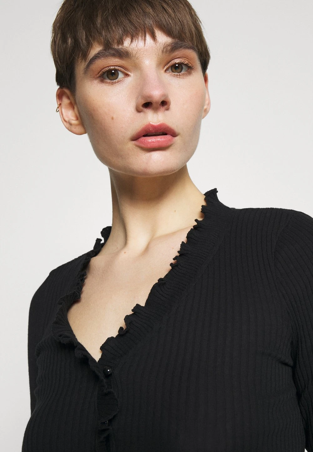 Nly by Nelly FRILL EDGE - Gilet Assurance De l’Authenticité pulls et gilets cache-cœur femme 6 Nly by Nelly FRILL EDGE - Gilet Assurance De l’Authenticité pulls et gilets cache-cœur femme – Image 4