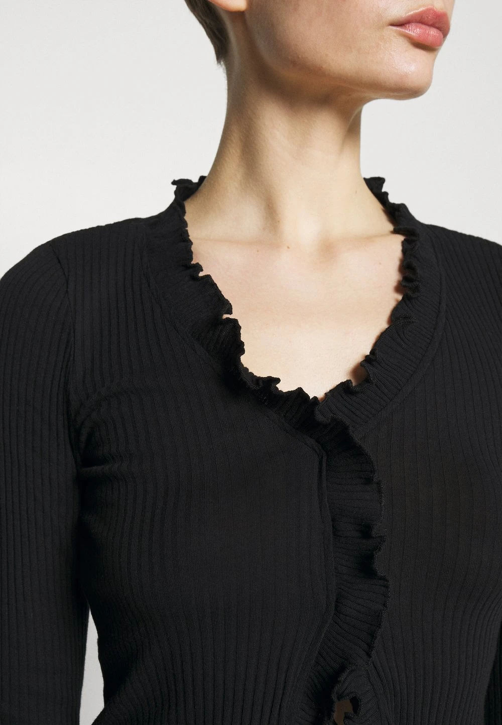 Nly by Nelly FRILL EDGE - Gilet Assurance De l’Authenticité pulls et gilets cache-cœur femme 8 Nly by Nelly FRILL EDGE - Gilet Assurance De l’Authenticité pulls et gilets cache-cœur femme – Image 6