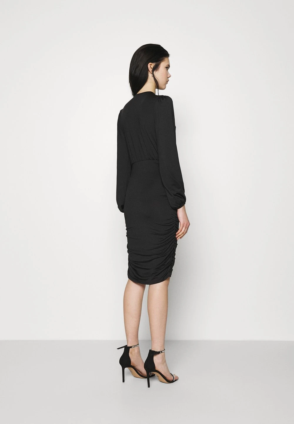 Nly by Nelly KEYHOLE TIE SLINKY DRESS - Robe en jersey Prix Ourlé robes col en v profond femme 5 Nly by Nelly KEYHOLE TIE SLINKY DRESS - Robe en jersey Prix Ourlé robes col en v profond femme – Image 3