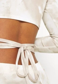 Nly by Nelly TIED UP - T-shirt à manches longues Bonne Qualité t-shirts et tops col en v profond femme 13 Nly by Nelly TIED UP - T-shirt à manches longues Bonne Qualité t-shirts et tops col en v profond femme -Nly by Nelly boutique f4a0a24b5b214594ab63b8dd37836141