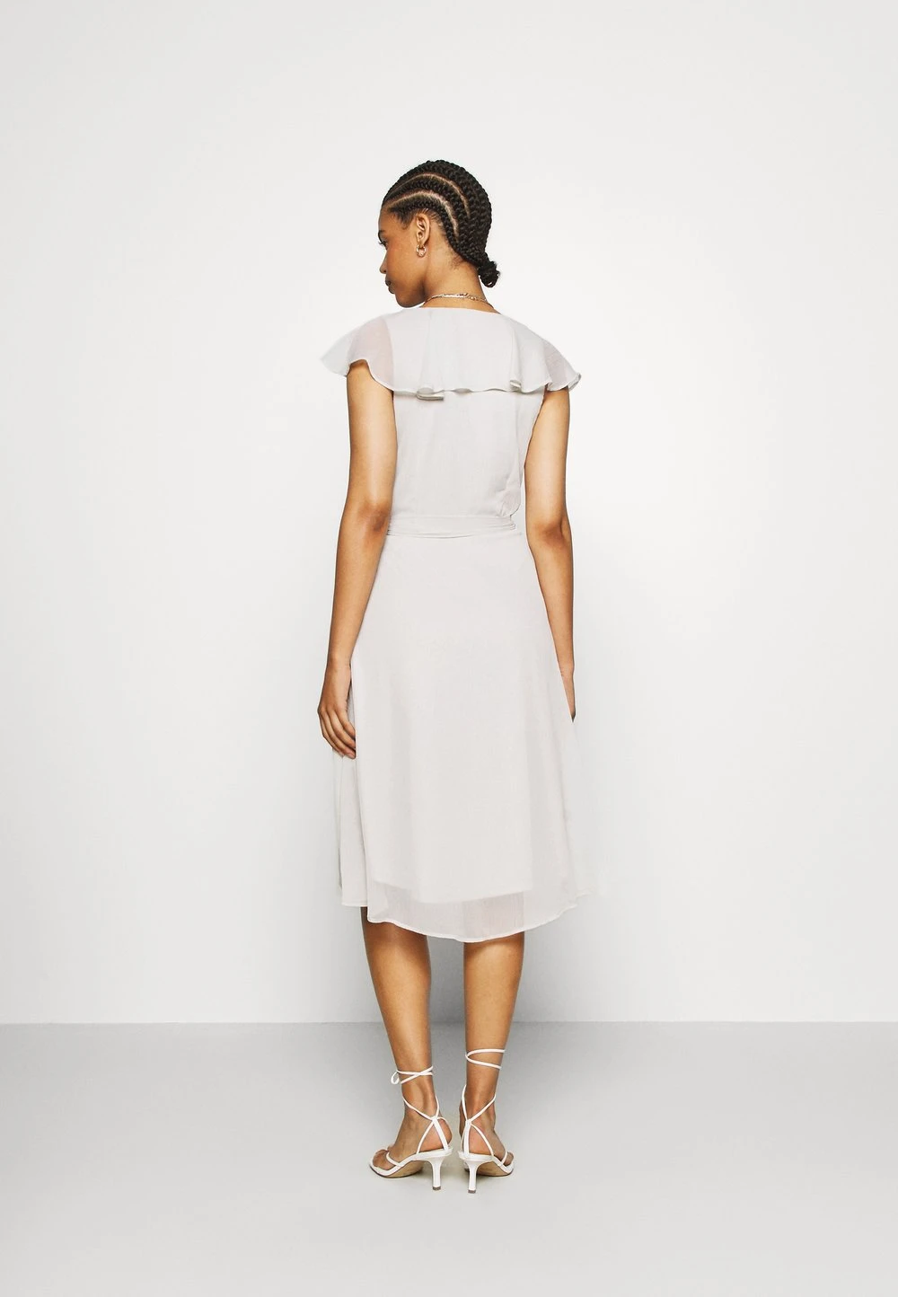 fb638663fab042b0a7dc297af3a6e157.jpg Nly by Nelly Se Vend Bas Prix DASHING FLOUNCE DRESS - Robe de soirée robes col à jabot femme -Nly by Nelly boutique fb638663fab042b0a7dc297af3a6e157